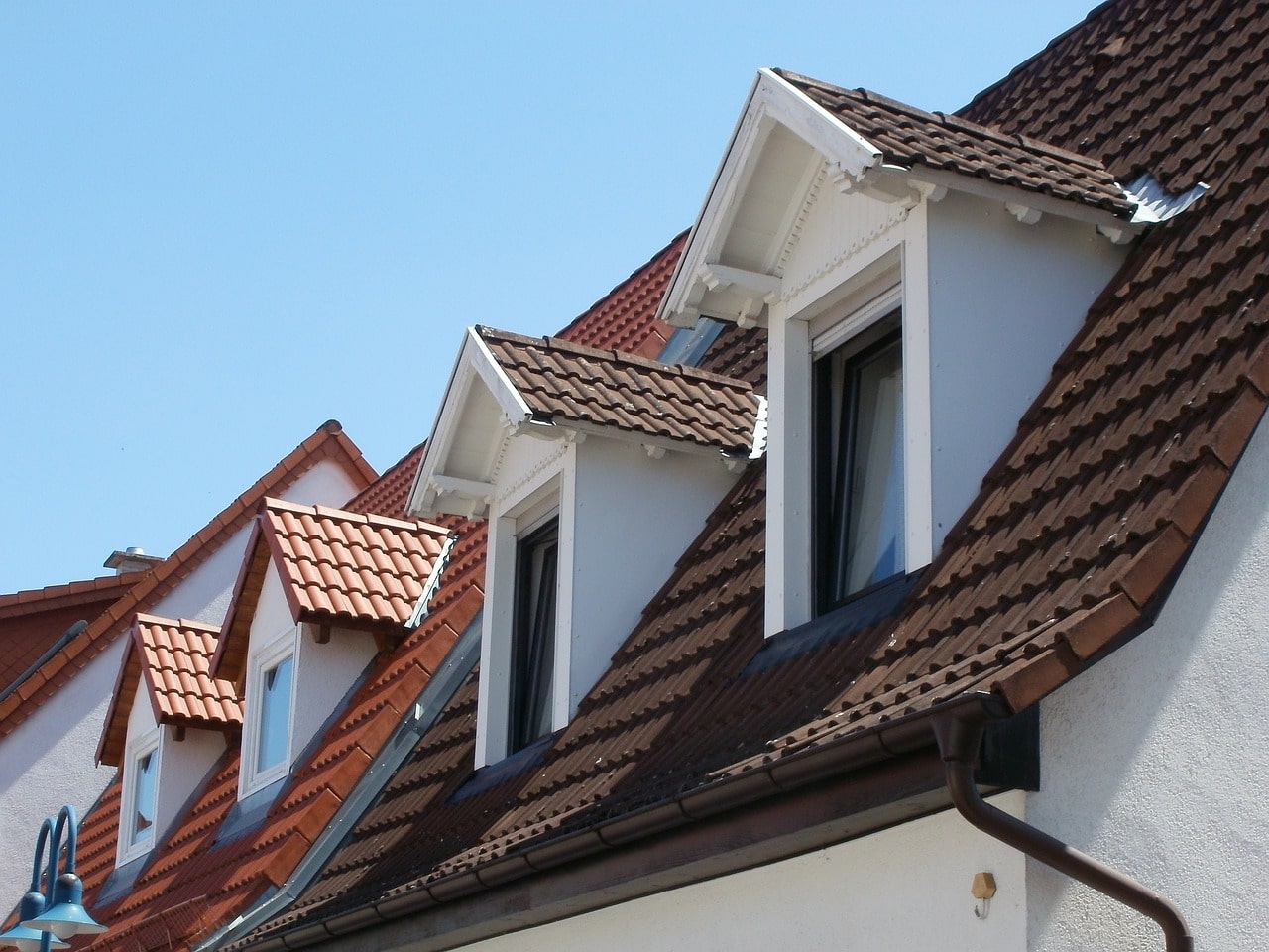 Toiture en avant : Pourquoi investir dans la rénovation de toiture avant de vendre votre maison?